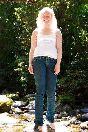 Curvy blonde teen Sue Ann drops her jeans outdoors